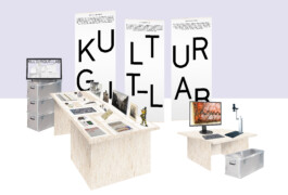 Messestand für den Kulturgut-lab. Tisch mit Objekten, einem Banner und Einer Computer Station 